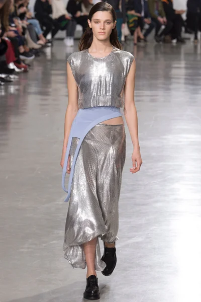 Look 16